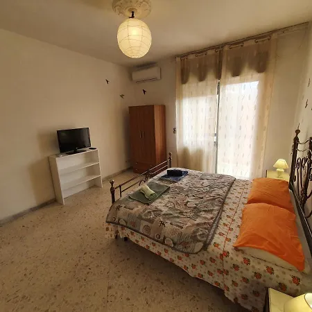 Classic Central Station Flat 3 Rooms, Top Floor *