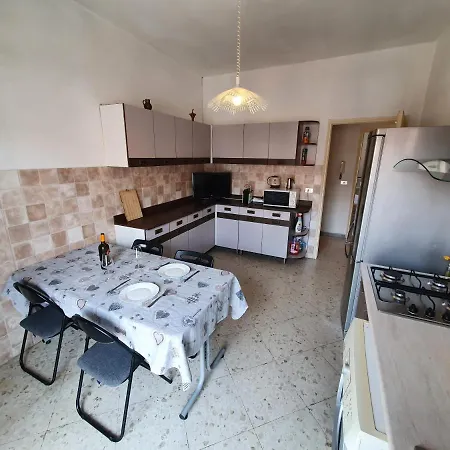 Classic Central Station Flat 3 Rooms, Top Floor * Bari