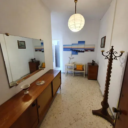 Classic Central Station Flat 3 Rooms, Top Floor Bari